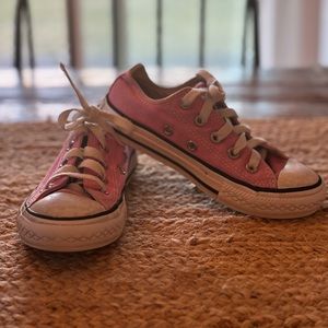 Converse Allstars low tops  youth  Size 13‎ pink